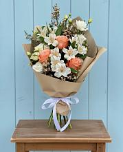 Букет цветов из:  Альстромерии, Лизиантусы, Розы и Хризантемы в Инском