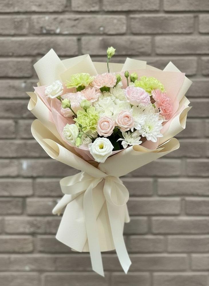 Букет цветов из: Гвоздики, Розы, Лизиантусы и Хризантемы в Инском