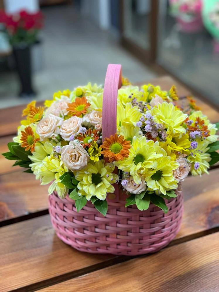 Цветочная композиция из Хризантемы и Розы в корзине в Инском