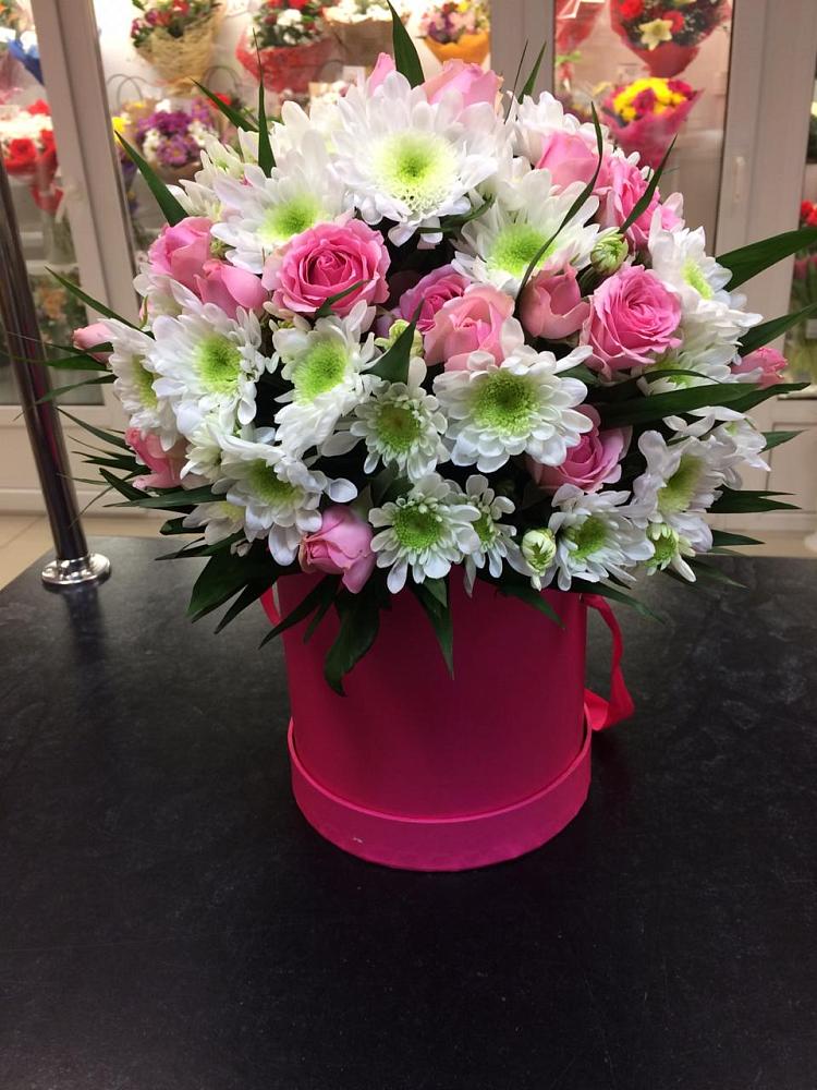 Цветочная композиция из Розы и Хризантемы в шляпной коробке в Инском