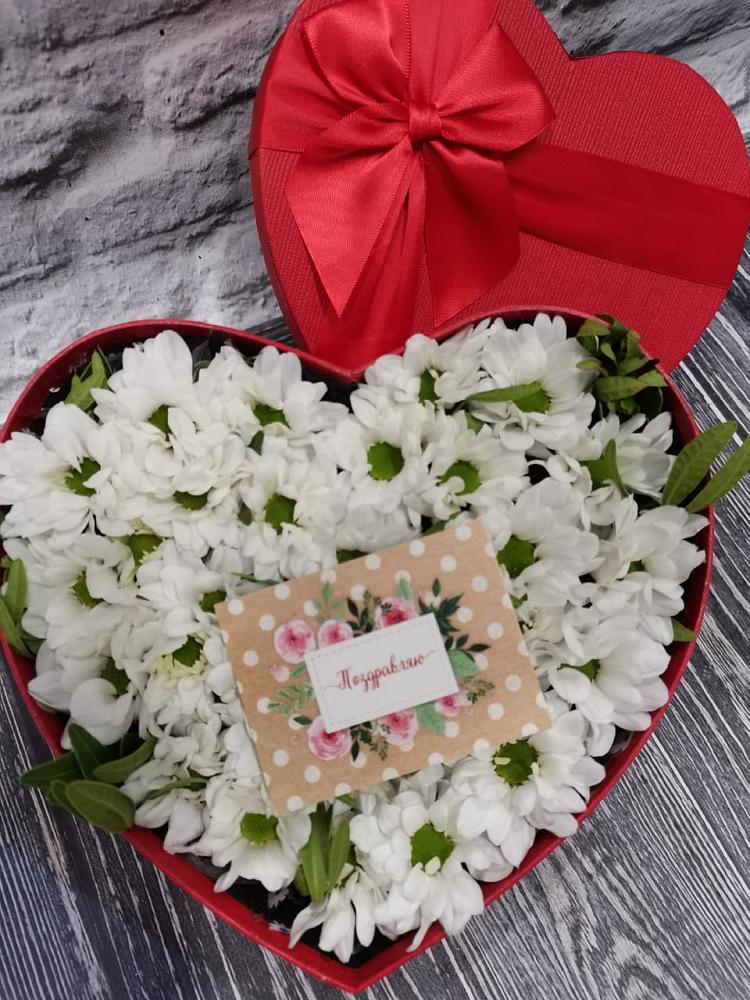 Цветочная композиция из Хризантемы в виде сердца в Инском