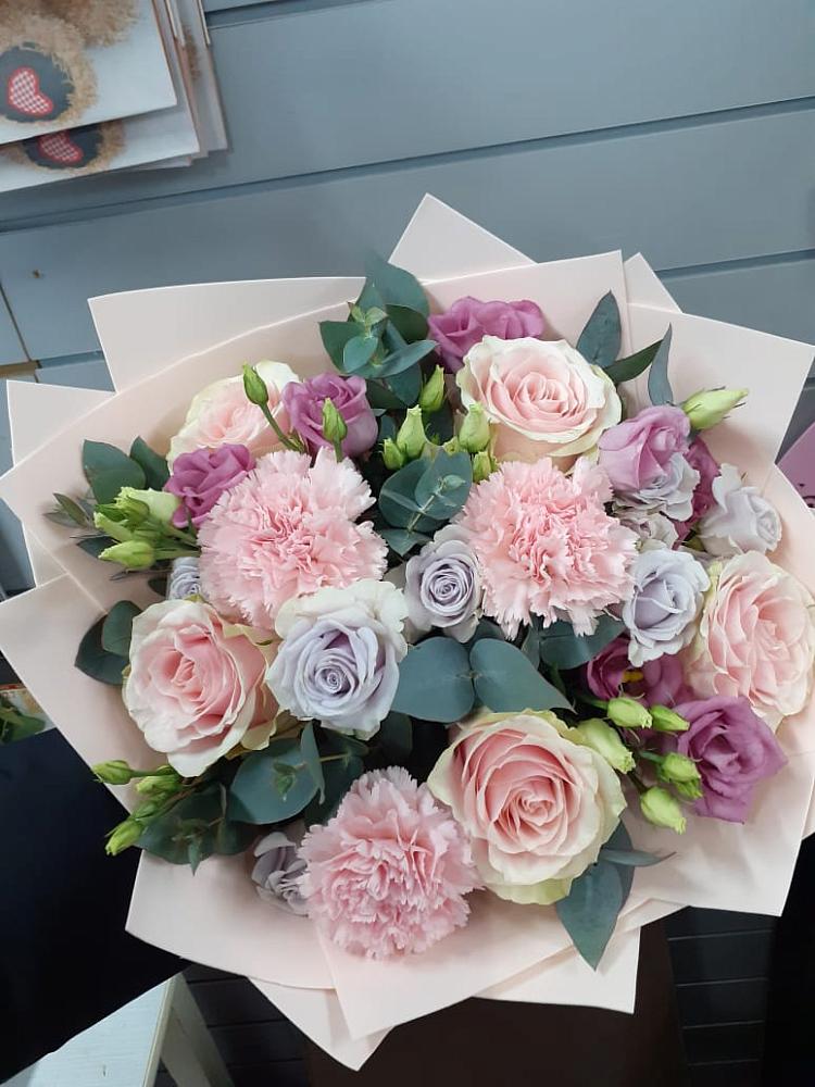 Букет цветов из: Розы, Гвоздики и Лизиантусы в Инском