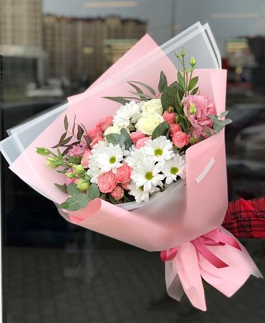 Букет цветов из: Розы, Лизиантусы и Хризантемы в Инском