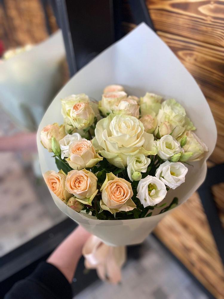 Букет цветов из: Розы и Лизиантусы в Инском